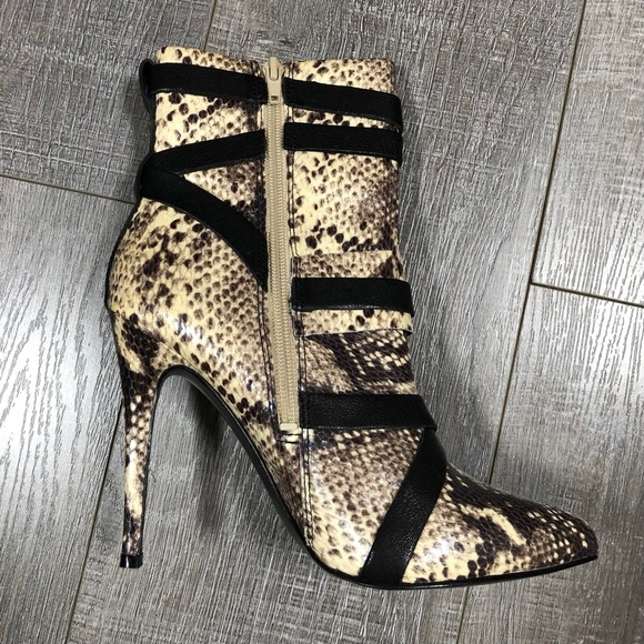 GUESS Women’s Heeled Boots Parley Snake Printed Pointed Size 7 ½ M - Picture 9 of 12